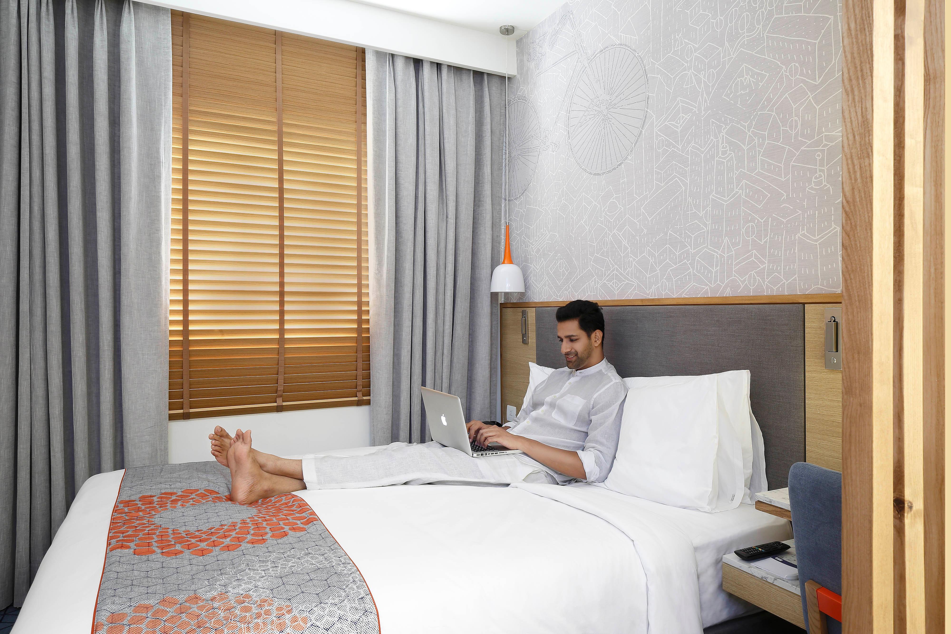 Holiday Inn Express Gurugram Sector 50 By Ihg Gurgaon Exterior photo