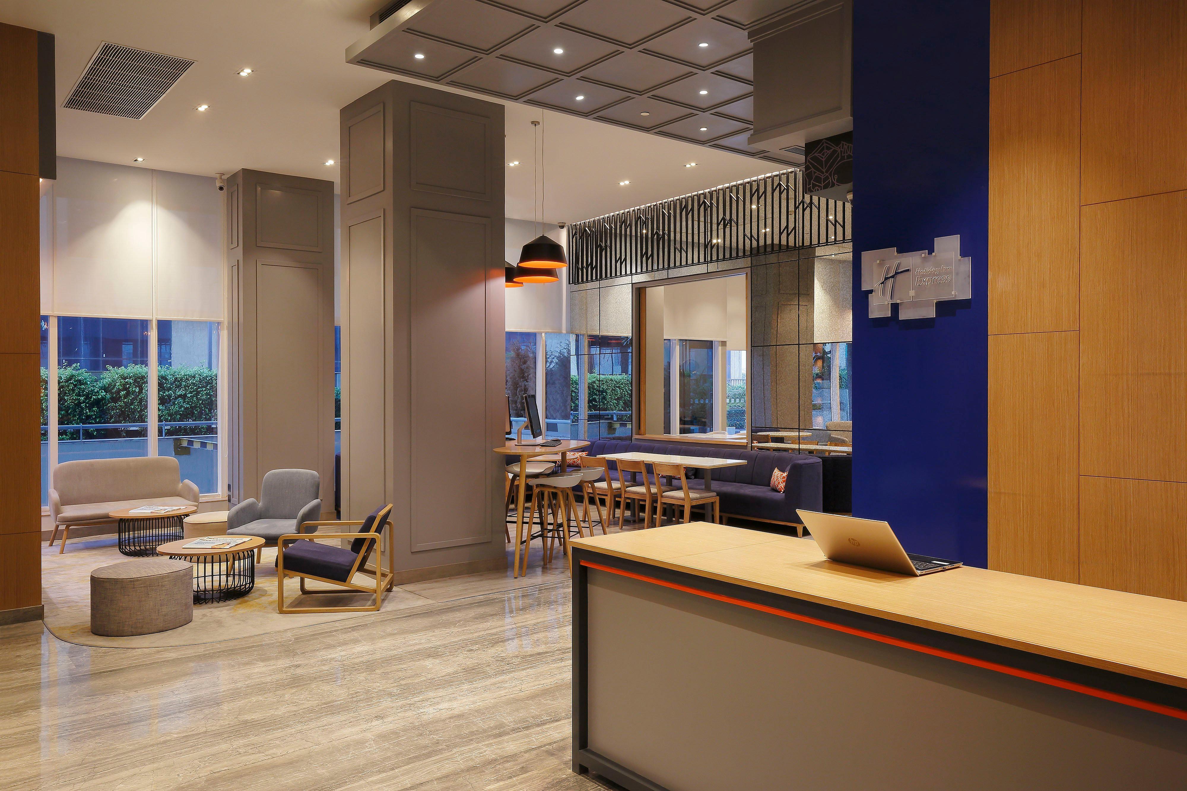 Holiday Inn Express Gurugram Sector 50 By Ihg Gurgaon Exterior photo