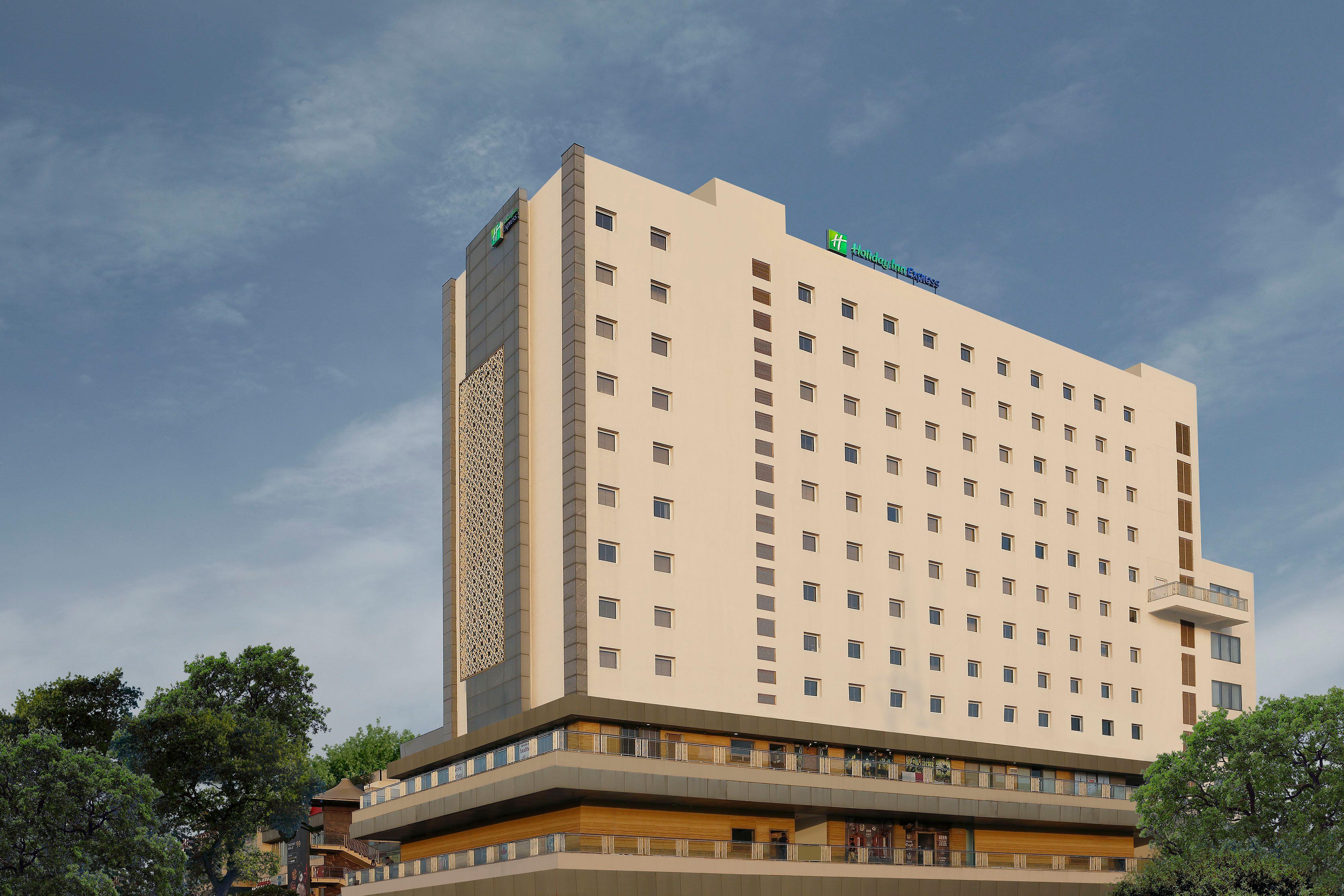 Holiday Inn Express Gurugram Sector 50 By Ihg Gurgaon Exterior photo