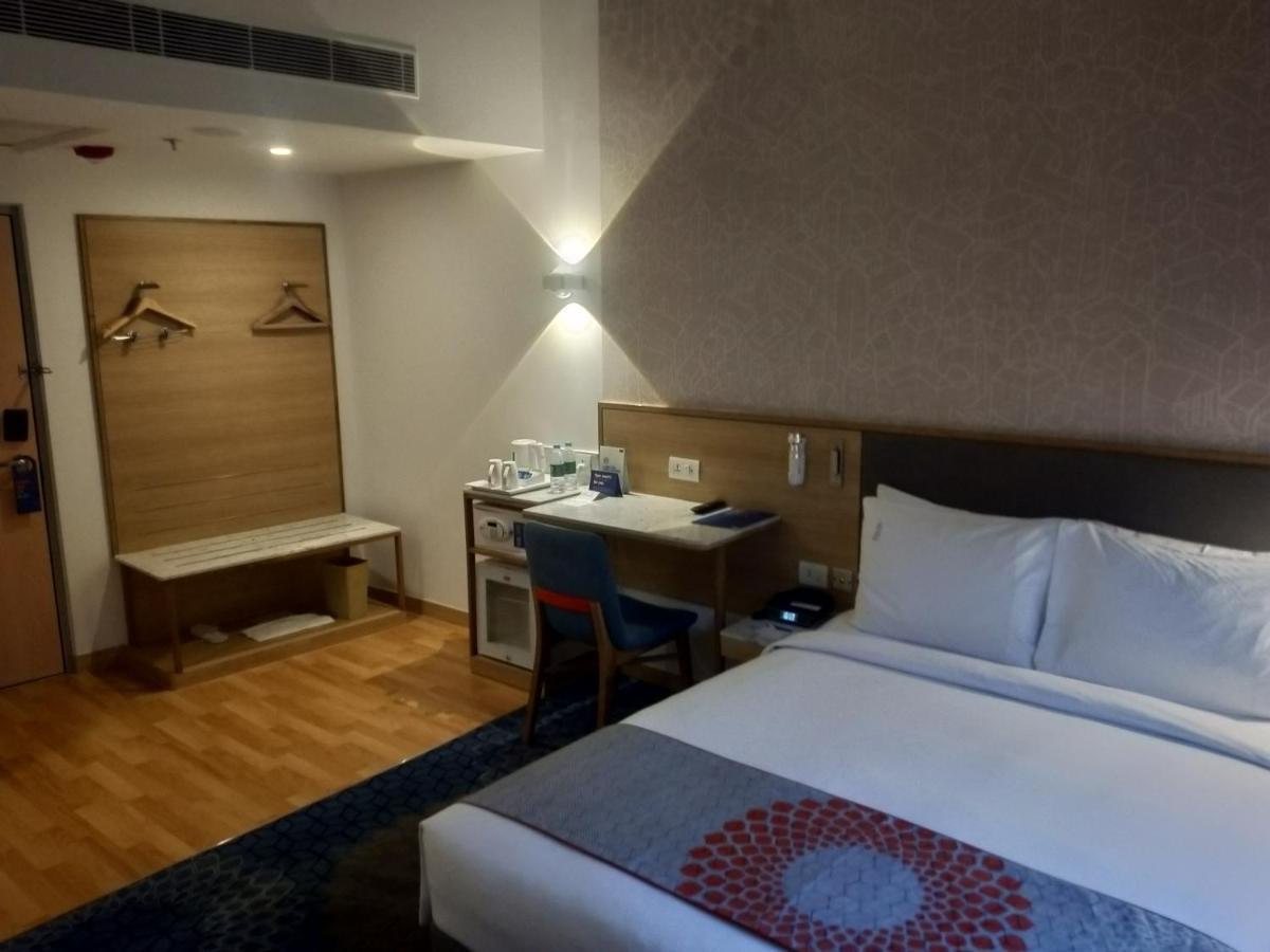 Holiday Inn Express Gurugram Sector 50 By Ihg Gurgaon Exterior photo
