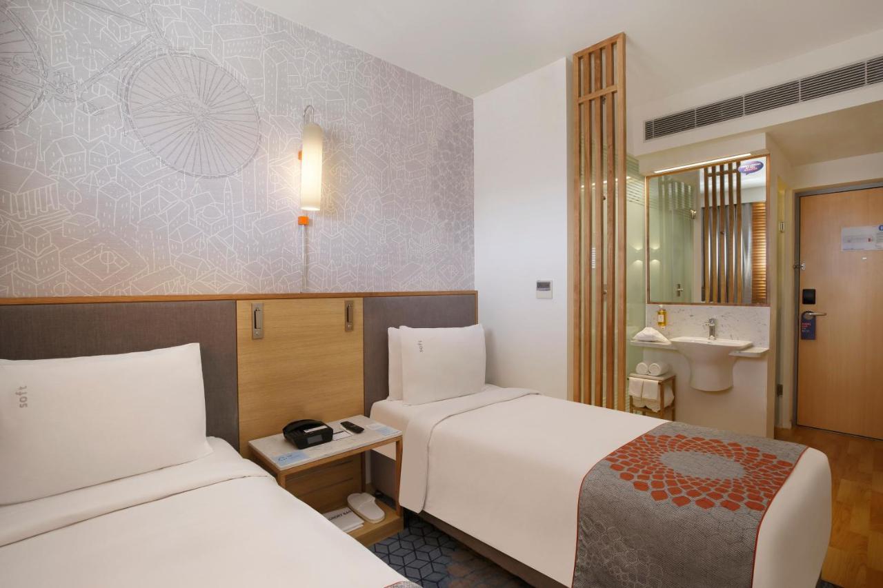 Holiday Inn Express Gurugram Sector 50 By Ihg Gurgaon Exterior photo