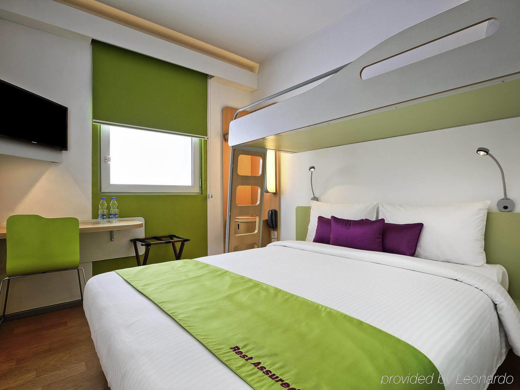 Holiday Inn Express Gurugram Sector 50 By Ihg Gurgaon Exterior photo