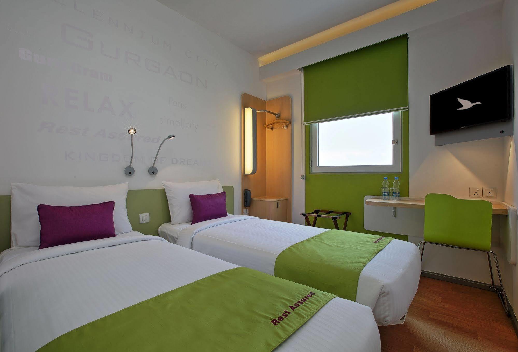 Holiday Inn Express Gurugram Sector 50 By Ihg Gurgaon Exterior photo